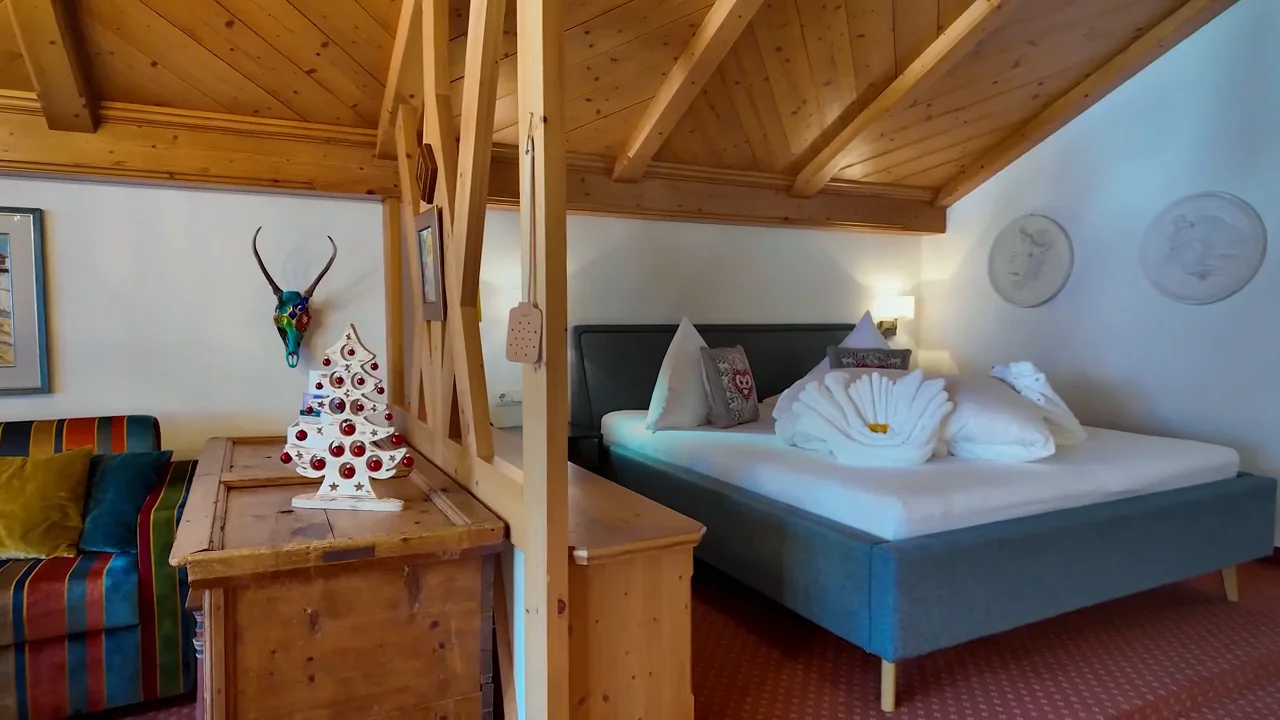 Wohnliche Dachsuite im Sunneschlössli mit Holzdecke und warmem Licht