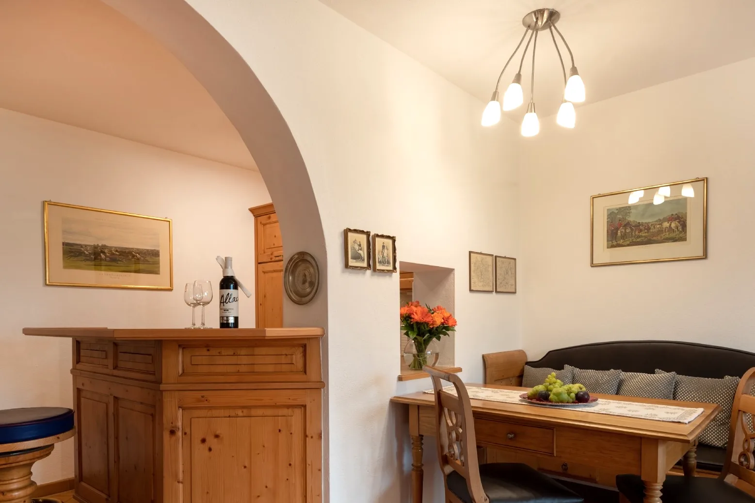 Dining corner of the Biedermeiersuite Freischütz