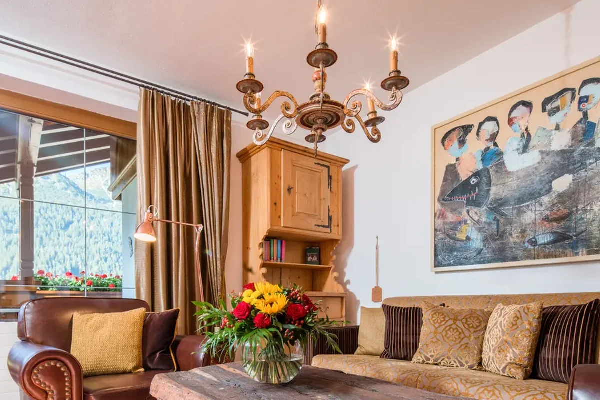 Living area of the Erkersuite Andreas Hofer with a bay window, Sunneschlössli