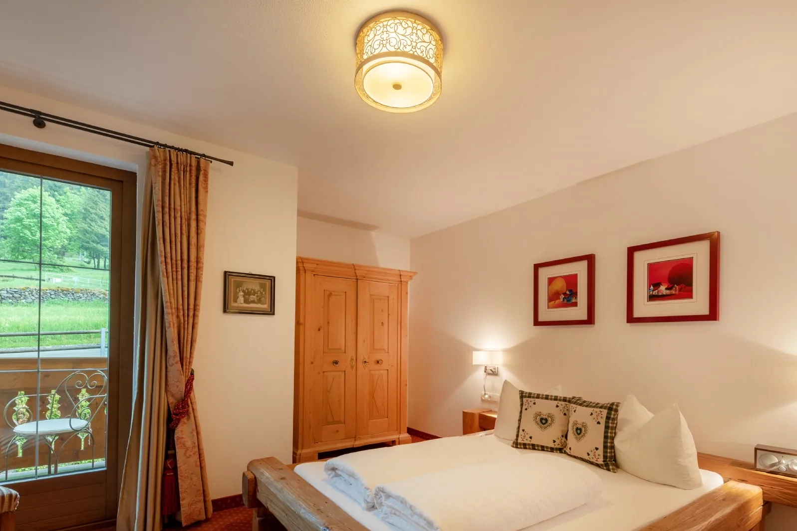 Schlafzimmer der Erkersuite Andreas Hofer mit Balkenbett