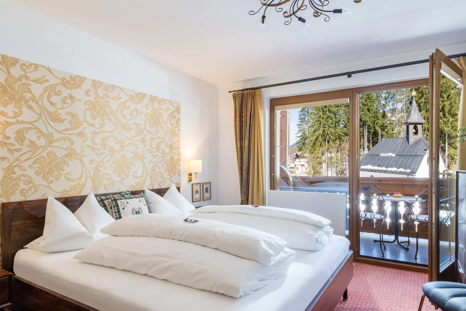 Schlafzimmer der Jägersuite Wilhelm Tell mit Blick zur Kapelle