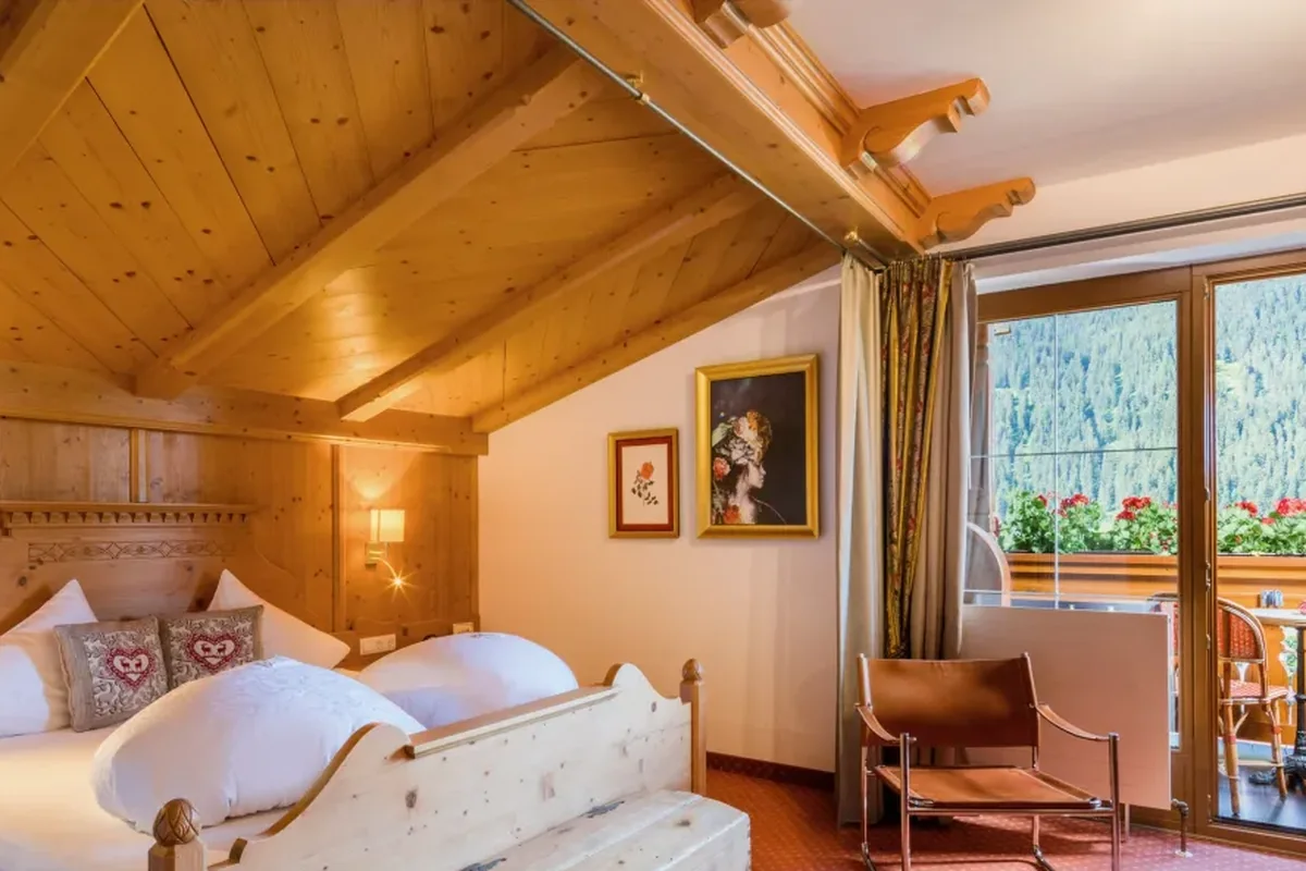 Schlafzimmer der Rosensuite mit antiken Möbeln, Sunneschlössli Nesselwängle