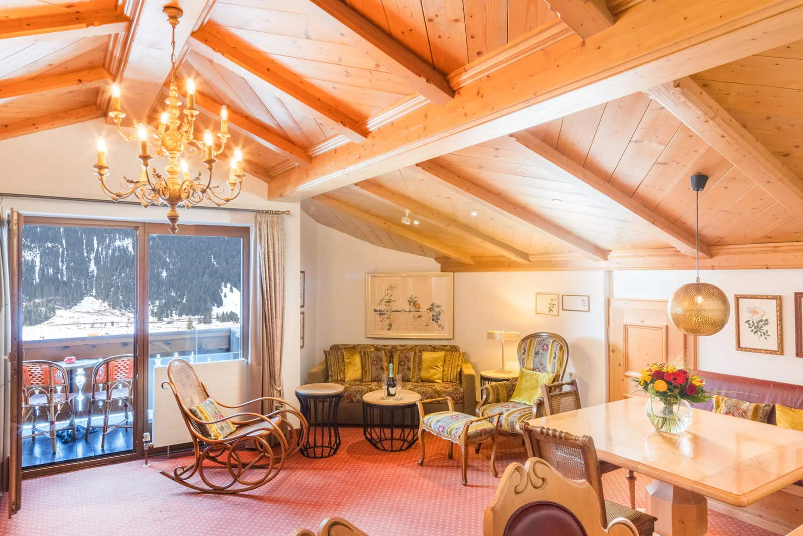 Living and dining area of the Rosensuite beneath the chandelier