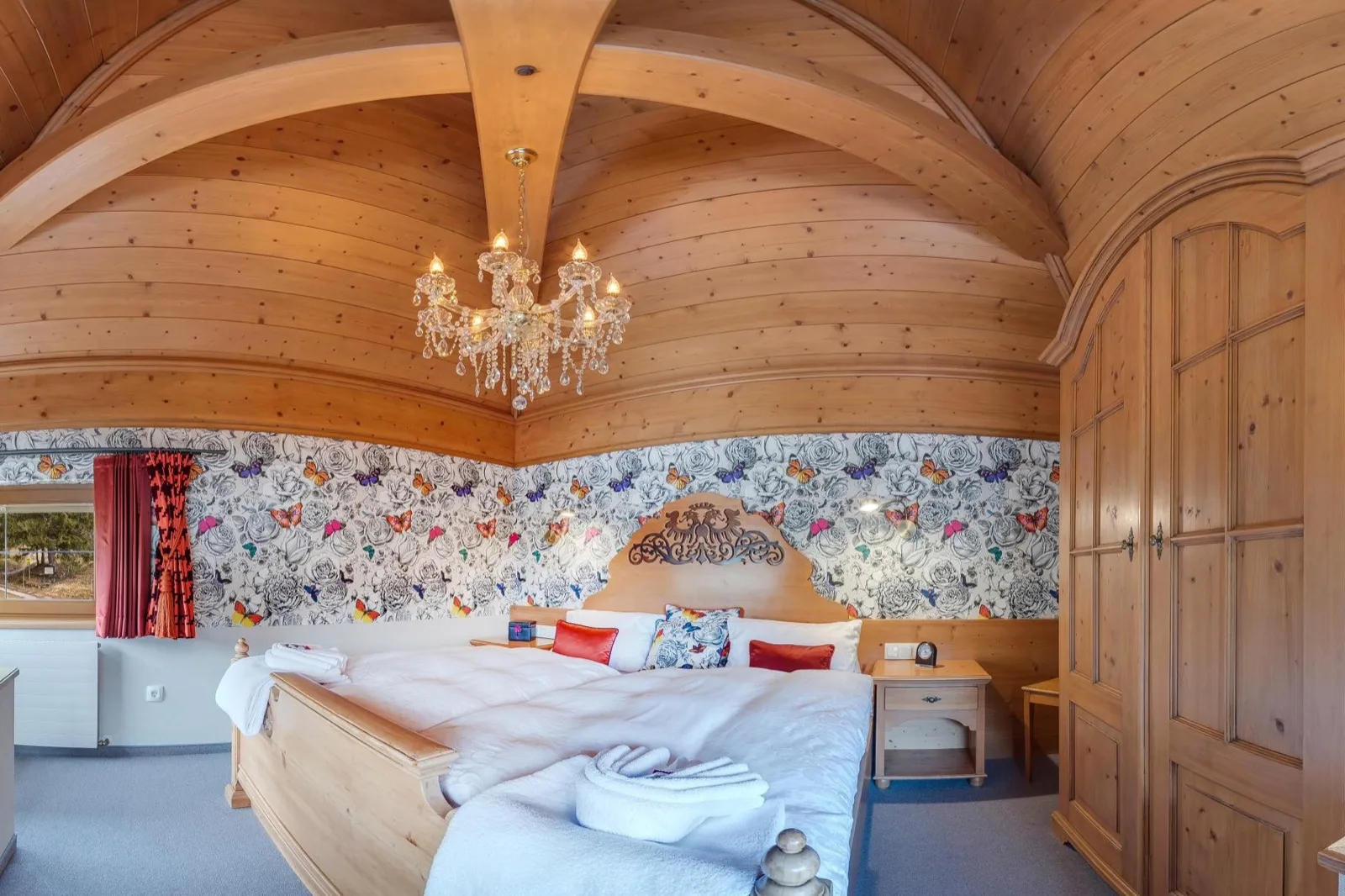 Bedroom of the Turmsuite Dornröschen beneath the tower dome