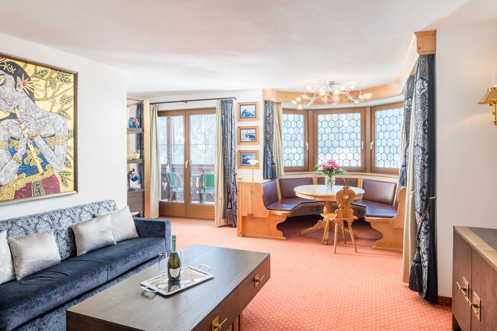 Living room of the Zarensuite with a blue sofa in the bay window