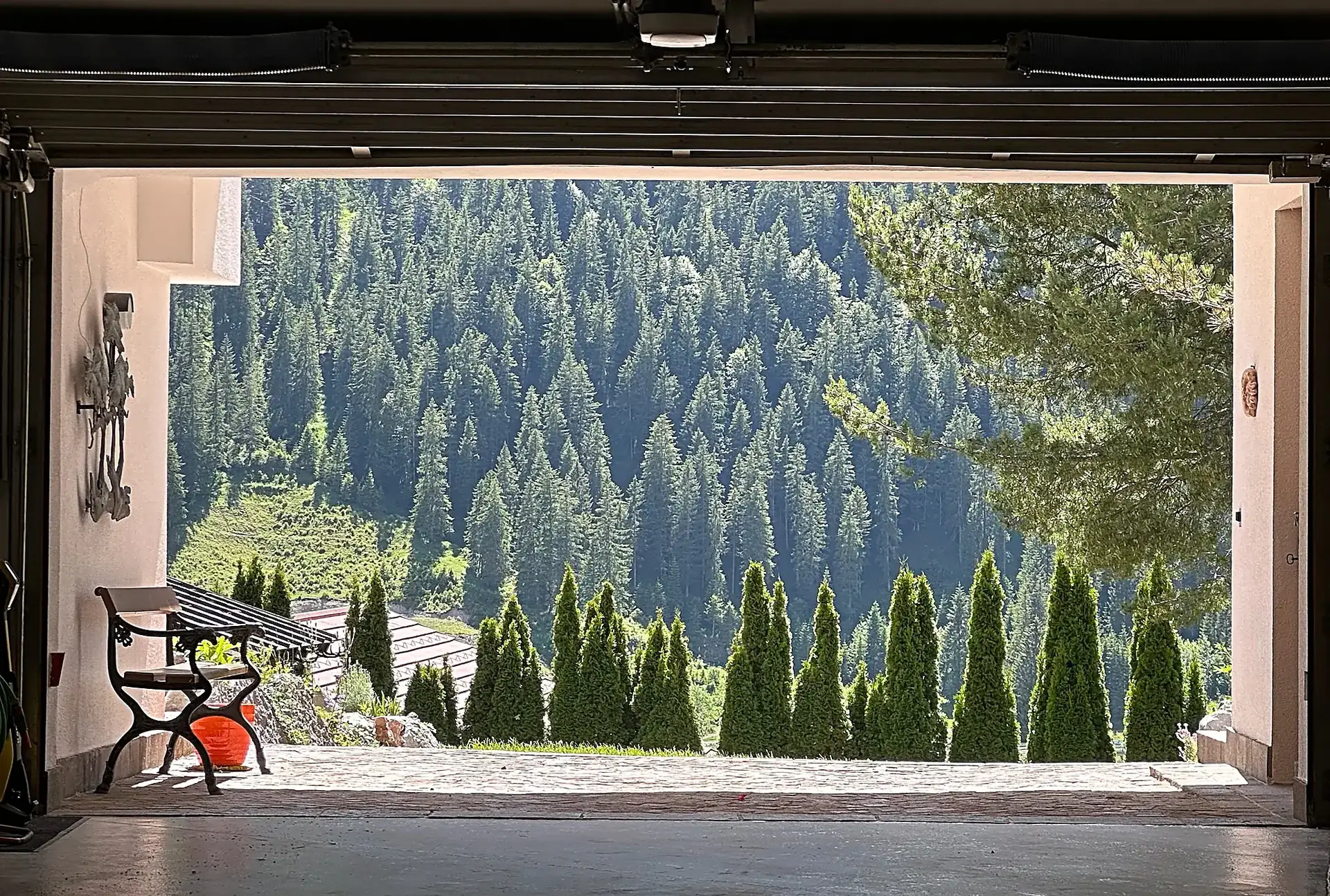 Blick aus der Garage über den Wald ins Tannheimer Tal