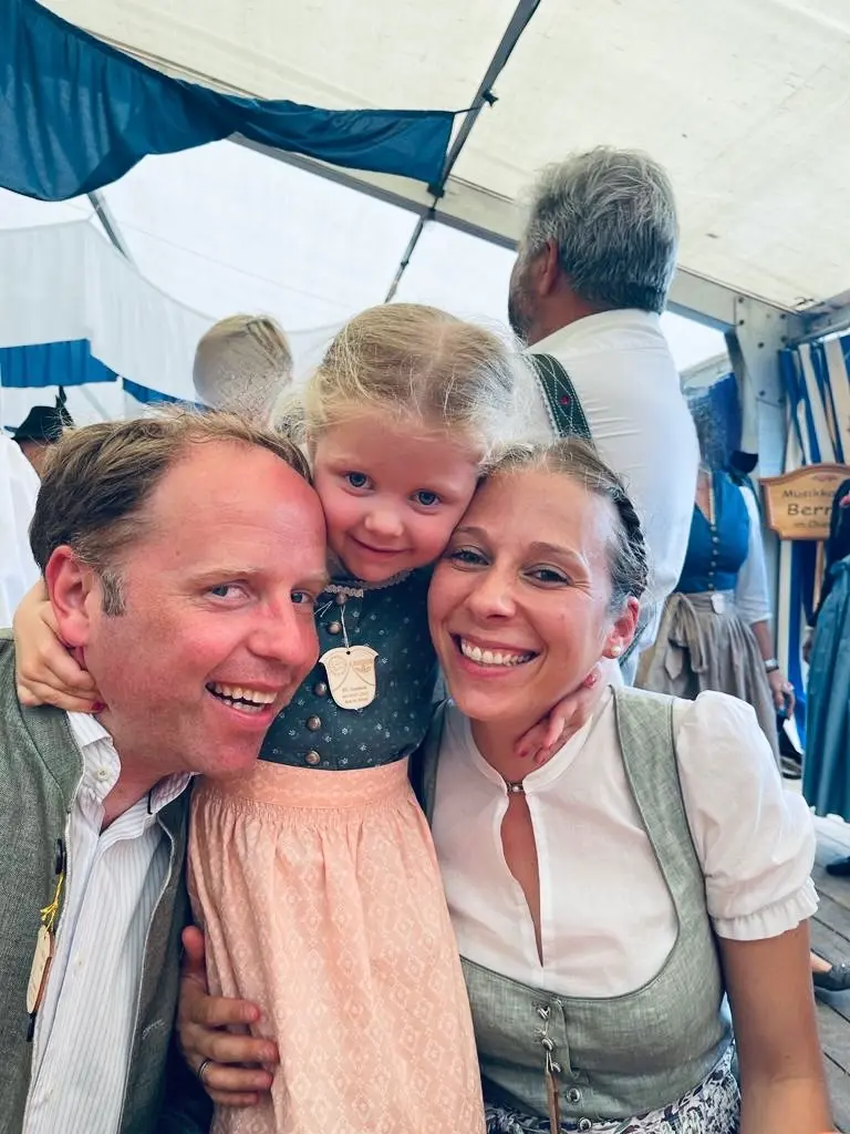 Nina und Matthias Kienzle mit Tochter Mathilda in Tracht