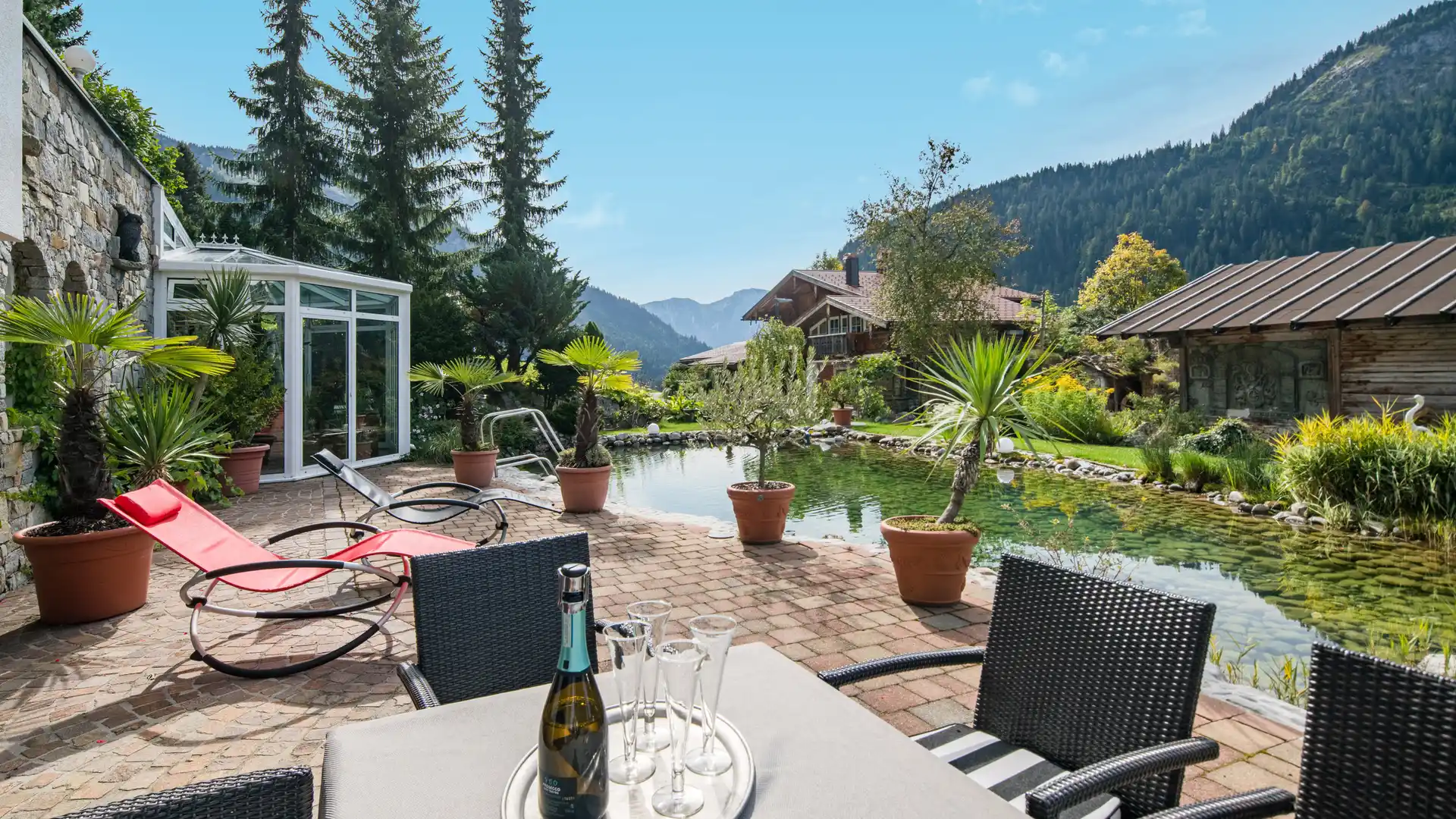 Terrasse und Schwimmteich des Sunneschlössli mit Bergblick