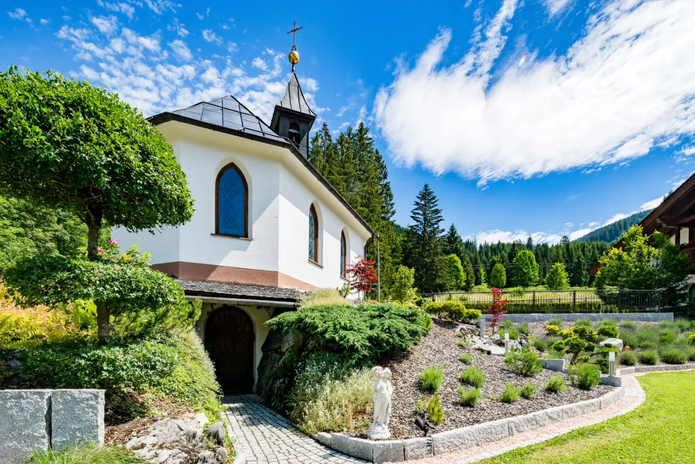 The St. Antonius Chapel at the Sunneschlössli with its garden, for small weddings in the Tannheimer Tal