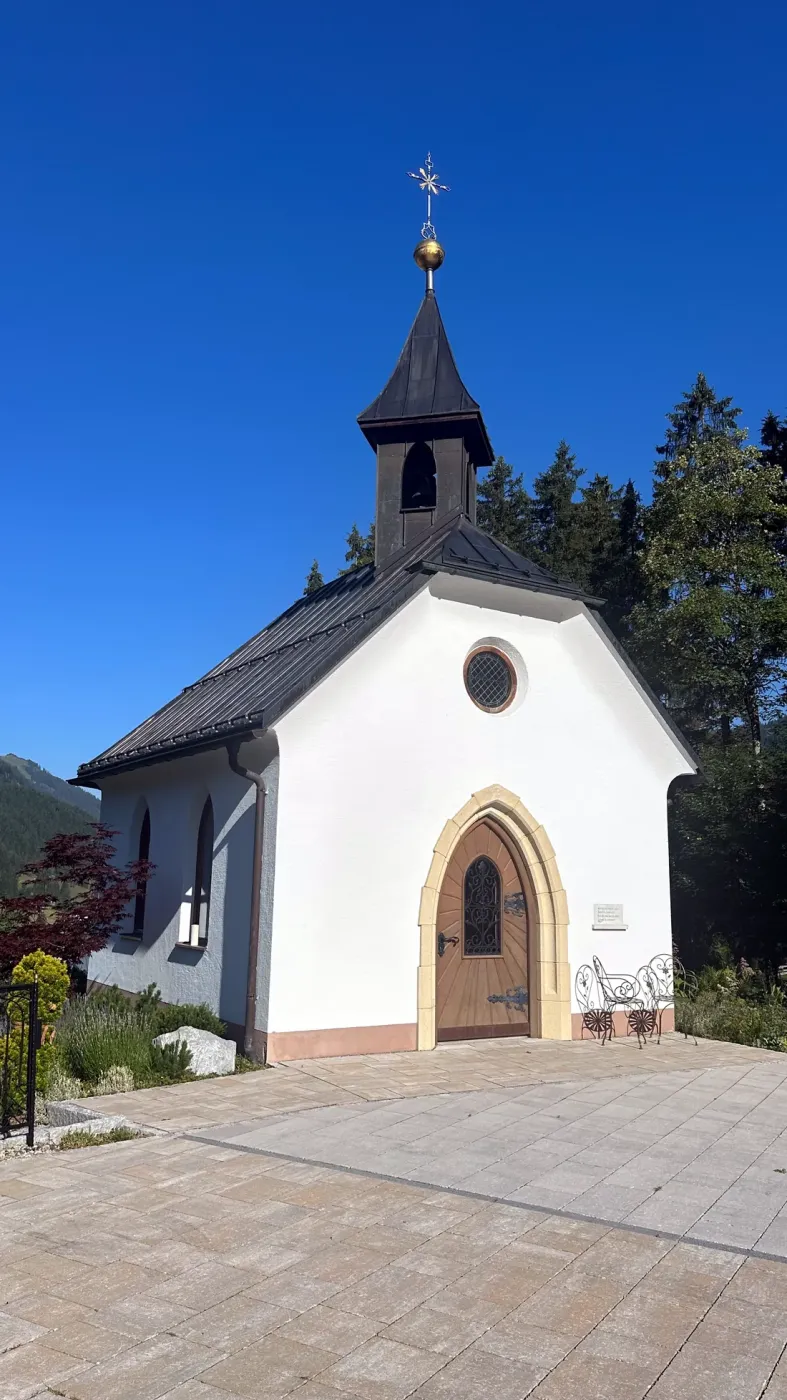 Die Kapelle St. Antonius von vorn, mit Turm und gotischem Portal, in Nesselwängle