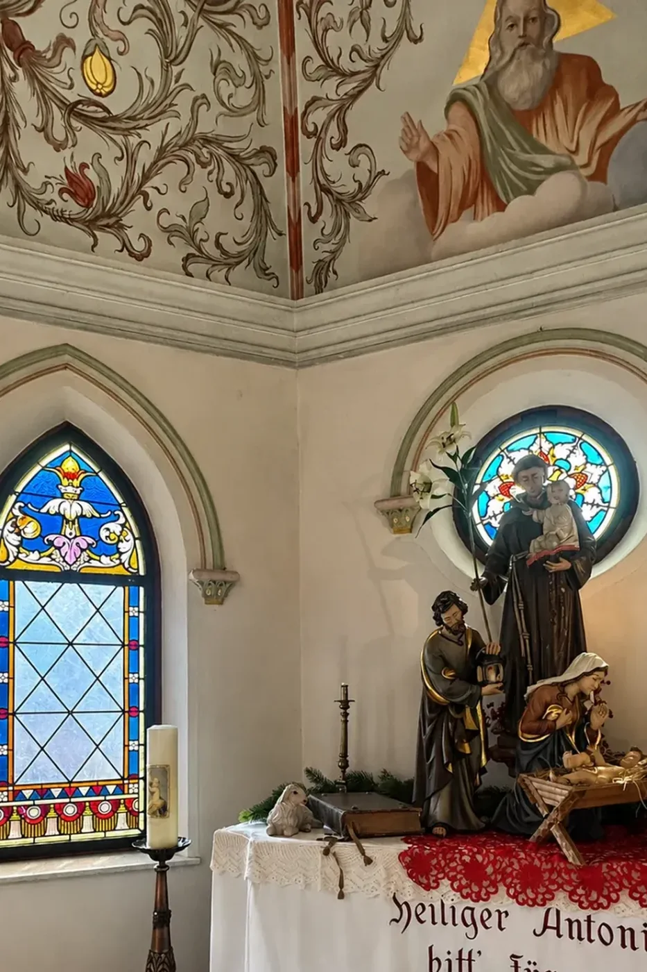 Der Altar der Kapelle St. Antonius mit Antoniusfigur und Glasfenster