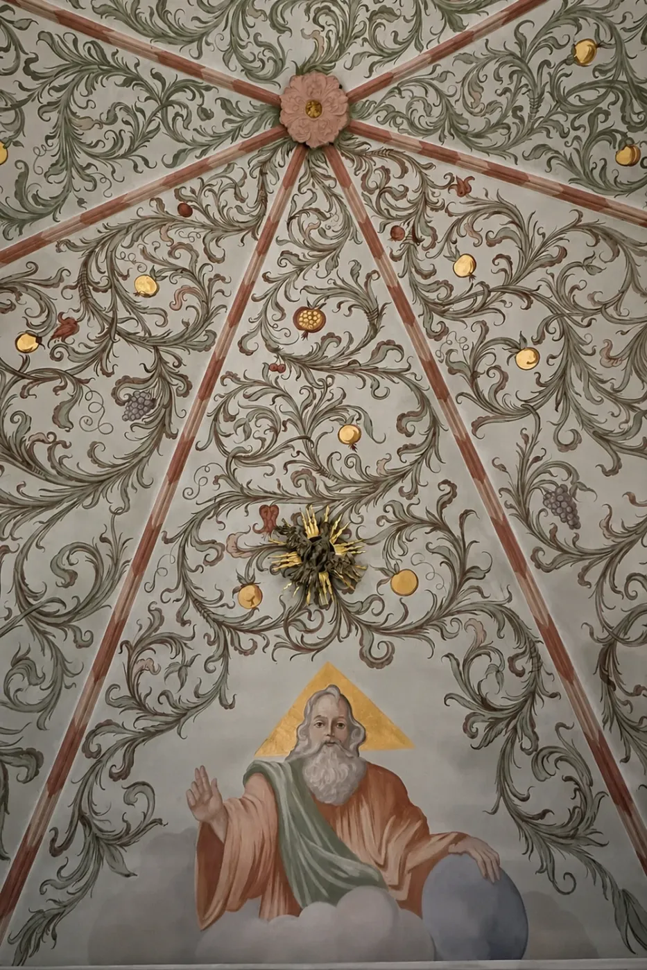 Das Deckenfresko der Kapelle mit Gottvater und barockem Rankenwerk