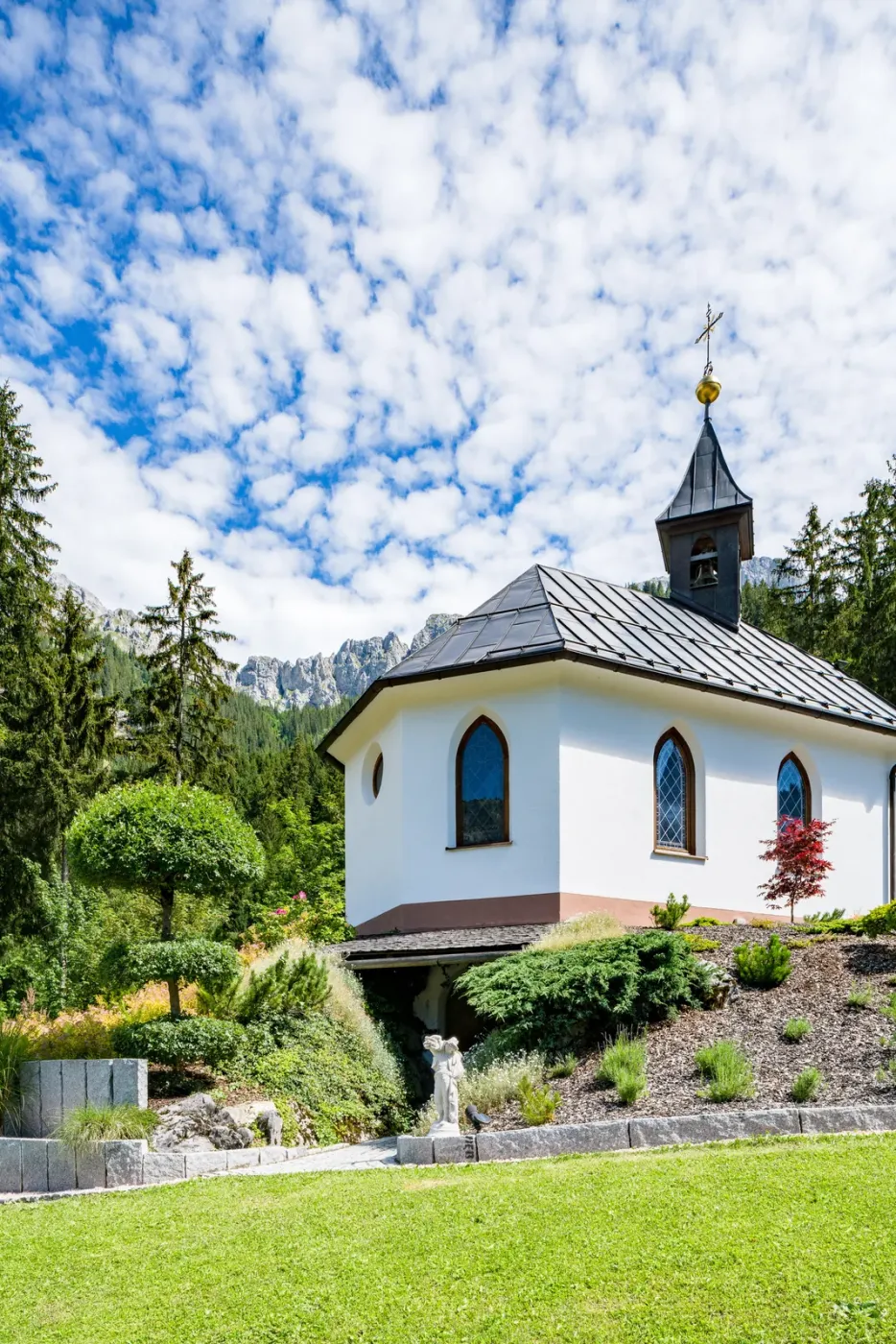 Die Kapelle über der Bergwiese in Nesselwängle