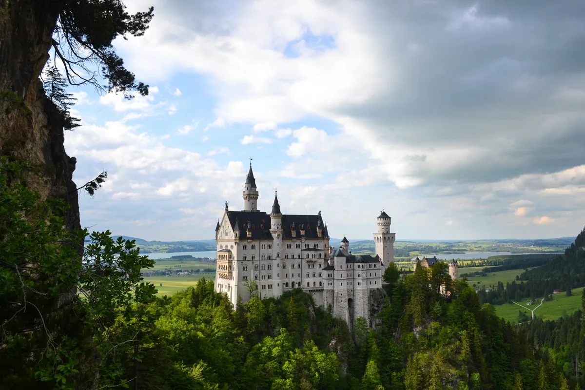 Schloss Neuschwanstein über dem Allgäu, rund eine halbe Stunde vom Sunneschlössli im Tannheimer Tal