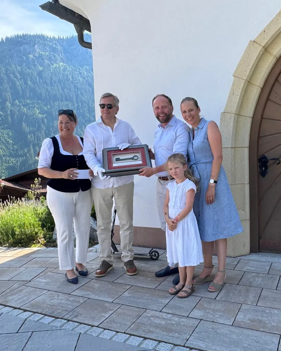 Handover of the key at the Sunneschlössli: Daniela and Frank pass the key to the Kienzle family in front of the chapel