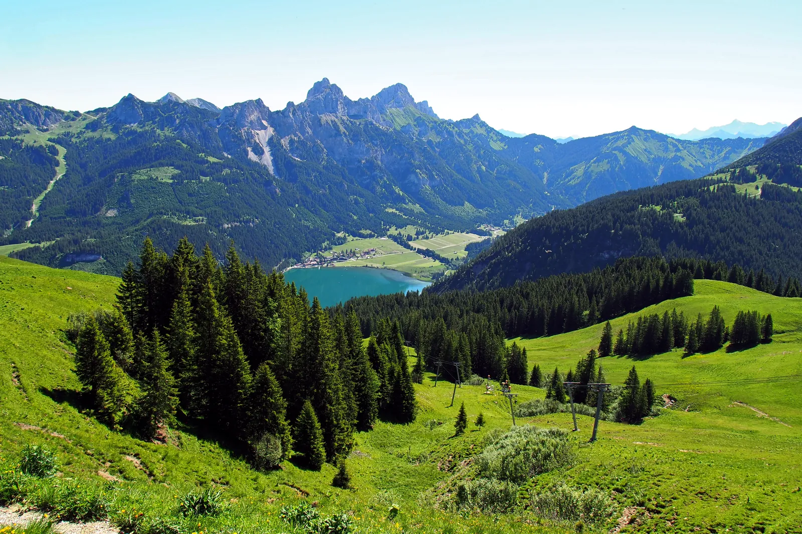 Blick über das Tannheimer Tal mit Haldensee und den Tannheimer Bergen