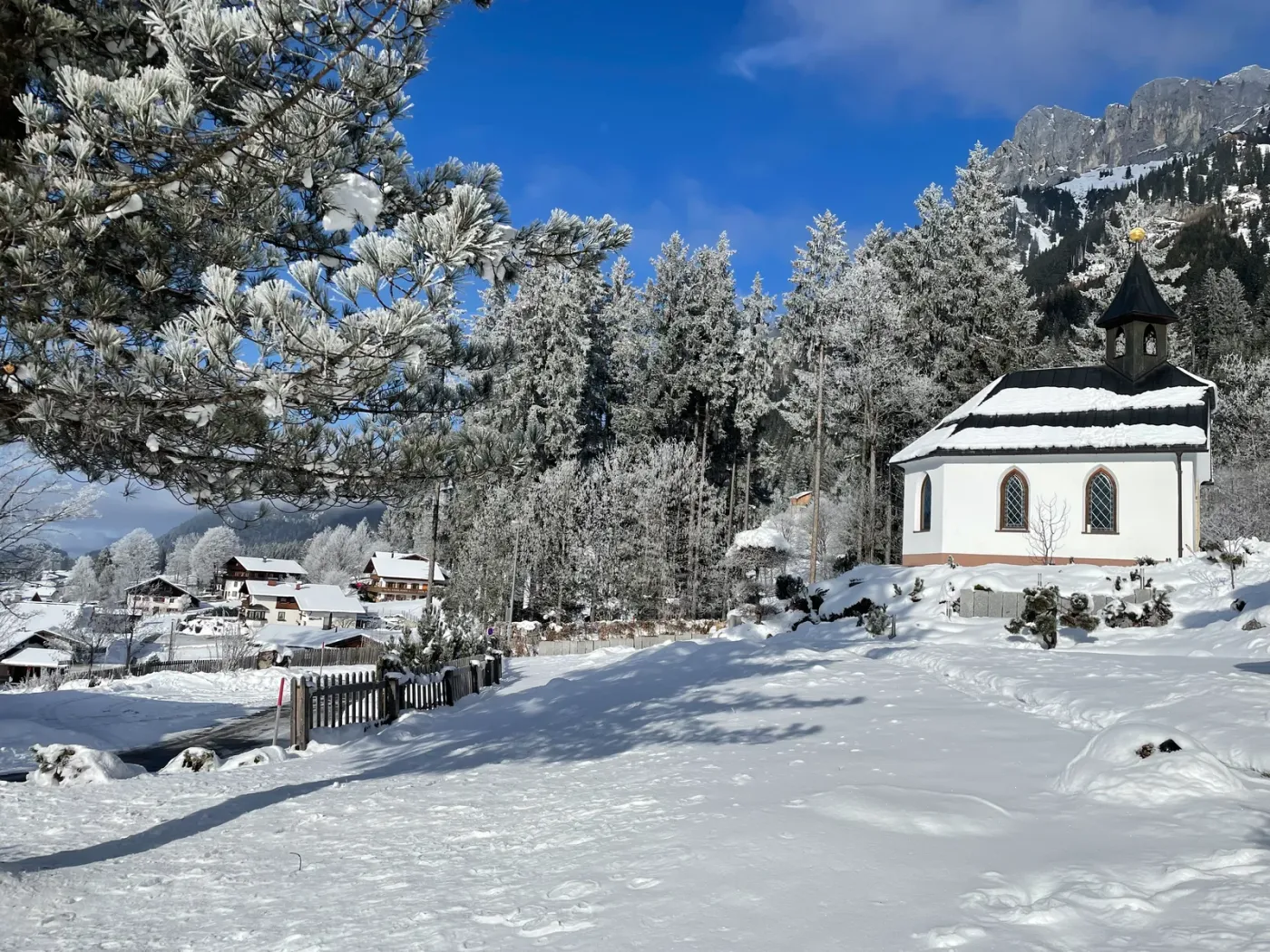 Die Kapelle St. Antonius neben dem Sunneschlössli, tief verschneit