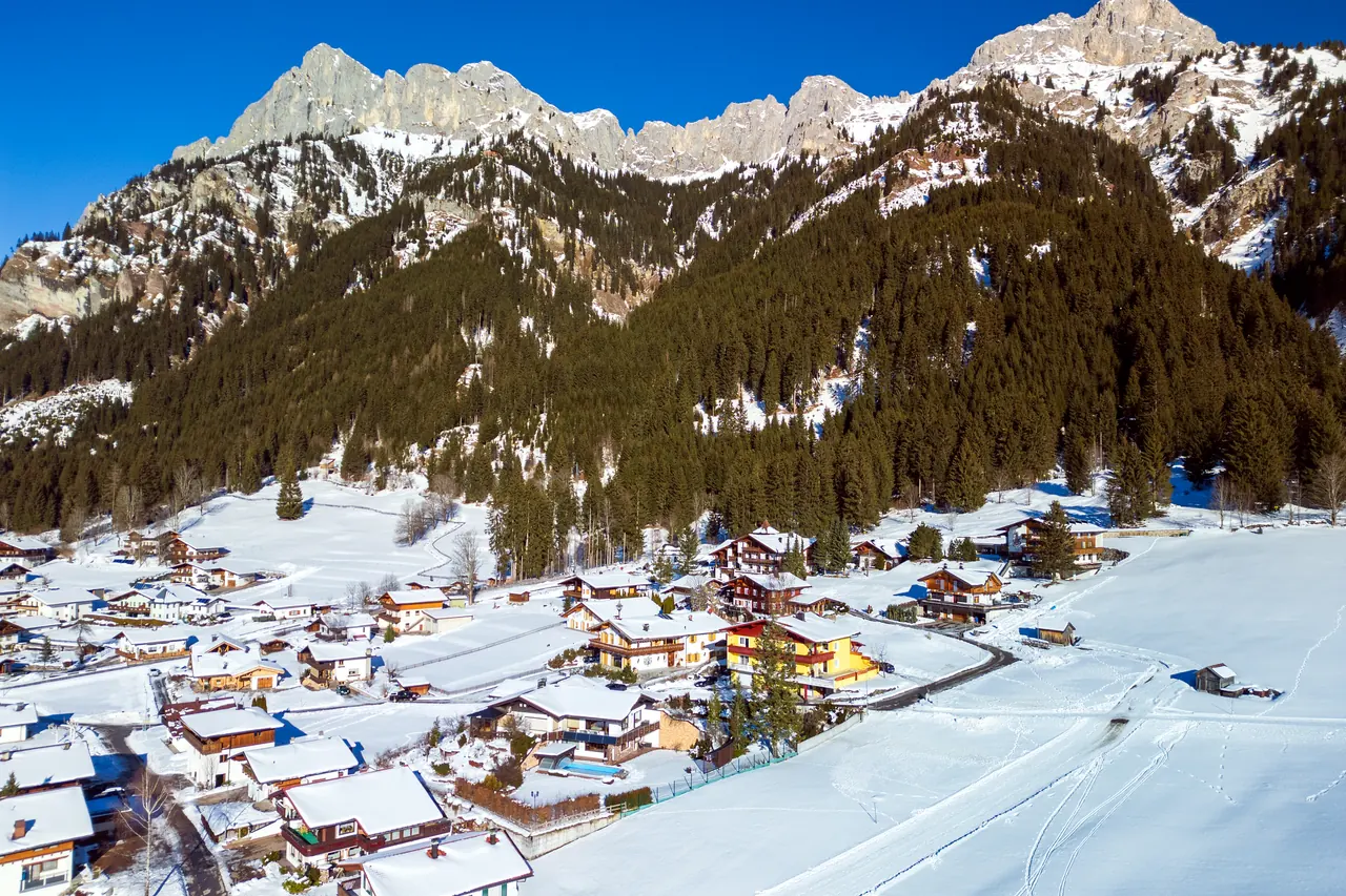 Das verschneite Tannheimer Tal mit den Bergen rund um Nesselwängle, aus der Luft