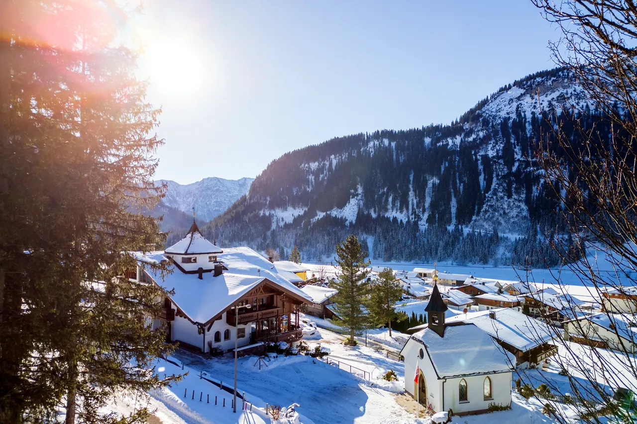 Nesselwängle in golden winter light, deep in snow in the Tannheimer Tal